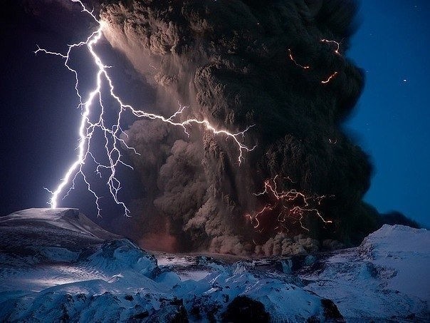 Извержение вулкана Эйяфьядлайёкудль, Исландия.
