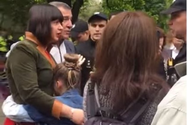 Украинская полиция довела до слез девочку за пилотку со звездой