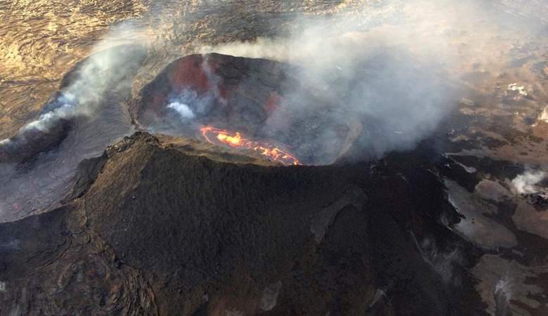 Мужчина выжил, упав в жерло активного вулкана