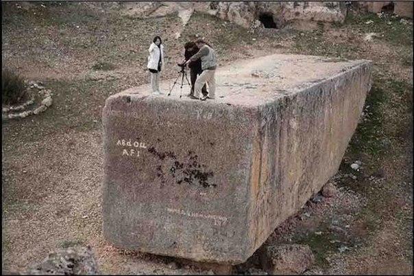 5000 лет назад кто-то сделал эти 1200 тонные блоки...