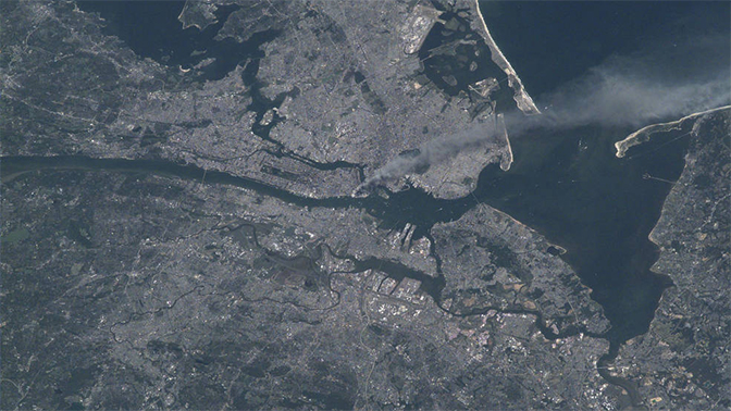 Теракты 11 сентября - вид из космоса: NASA рассекретило уникальные кадры