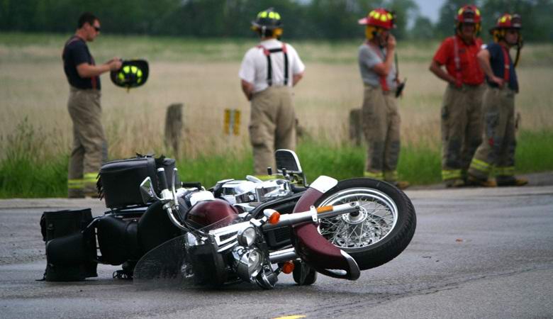 Мотоцикл появился из «ниоткуда» на дороге, спровоцировав аварию