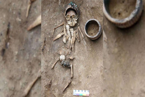 Захоронение возрастом около 4500 лет содержало останки ребёнка с "венком" из 11 медных пластин на голове