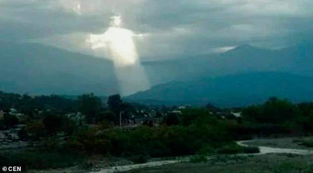 Падение лучей в форме Иисуса Христа засняли в Аргентине