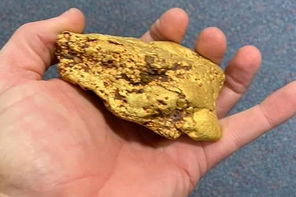 Мужчина нашел полуторакилограммовый золотой самородок
