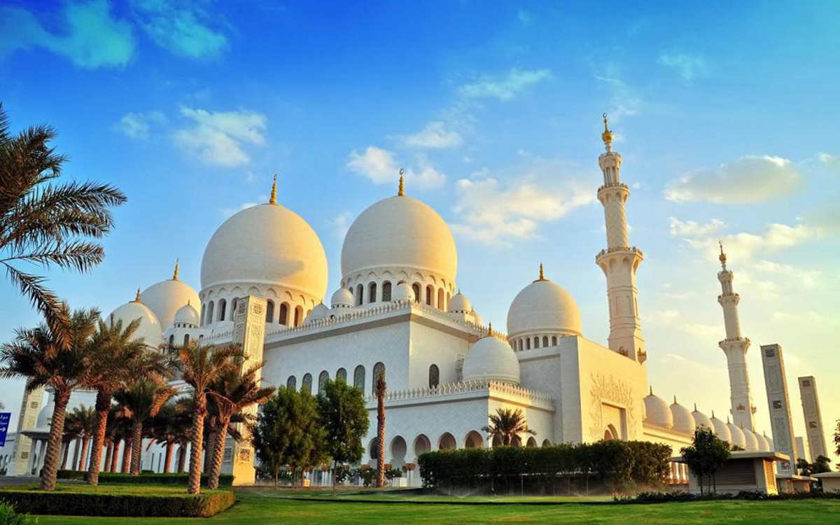 Мечеть шейха Зайда — одна из шести самых больших мечетей в мире.