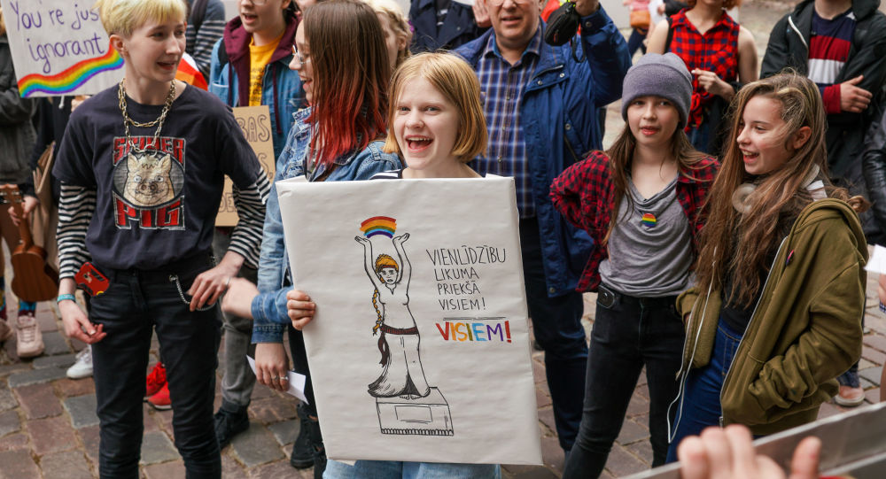 У Сейма Латвии дети требовали законов о сожительстве и однополых браках