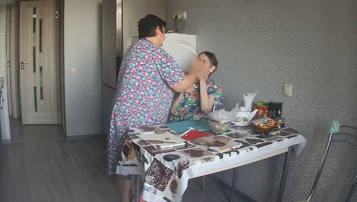 Жестокое обращение сиделки с больной бабушкой попало на видео и вызвало оживленные споры
