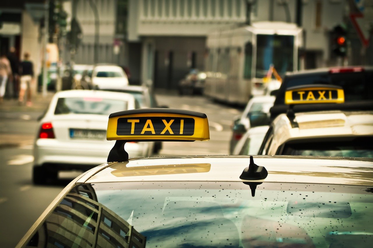 Иностранным компаниям запретят быть операторами такси в России