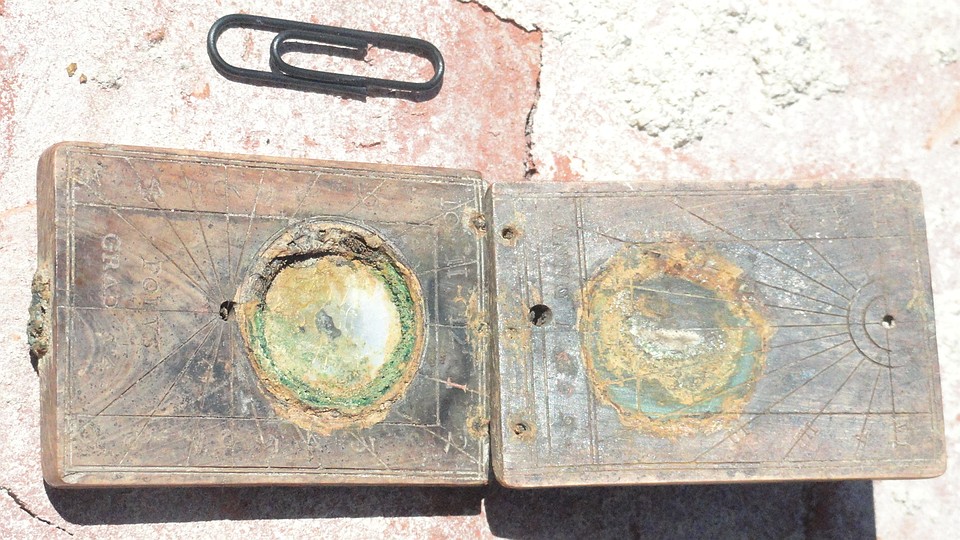 Археологи нашли в Калининграде карманные солнечные часы