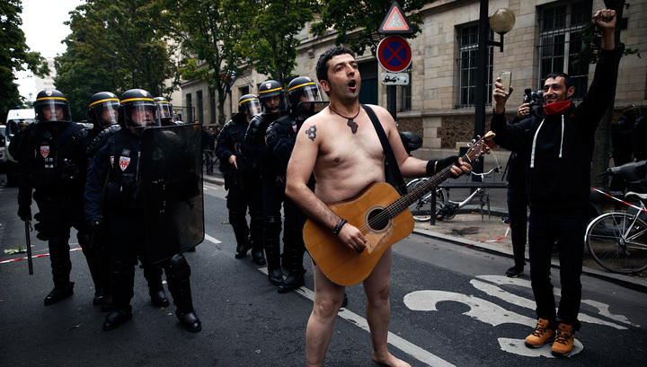 В Париже начались массовые столкновения с полицей
