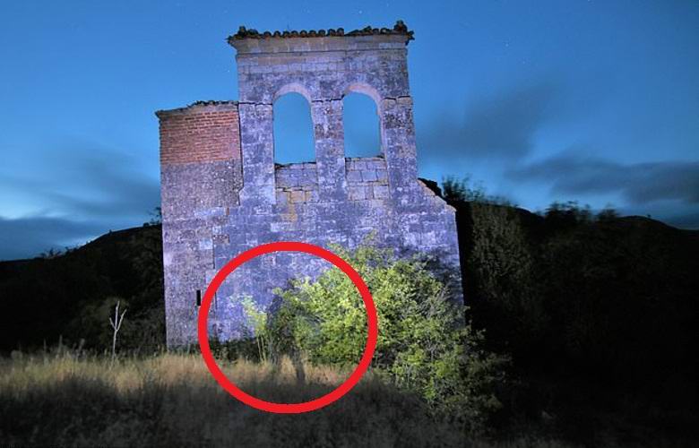 Испанка сфотографировала «невидимку» в заброшенной деревне, после чего нашла на себе загадочные царапины