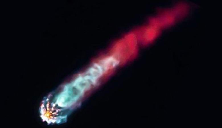 Камера «SpaceX» запечатлела объект, вошедший в атмосферу Земли