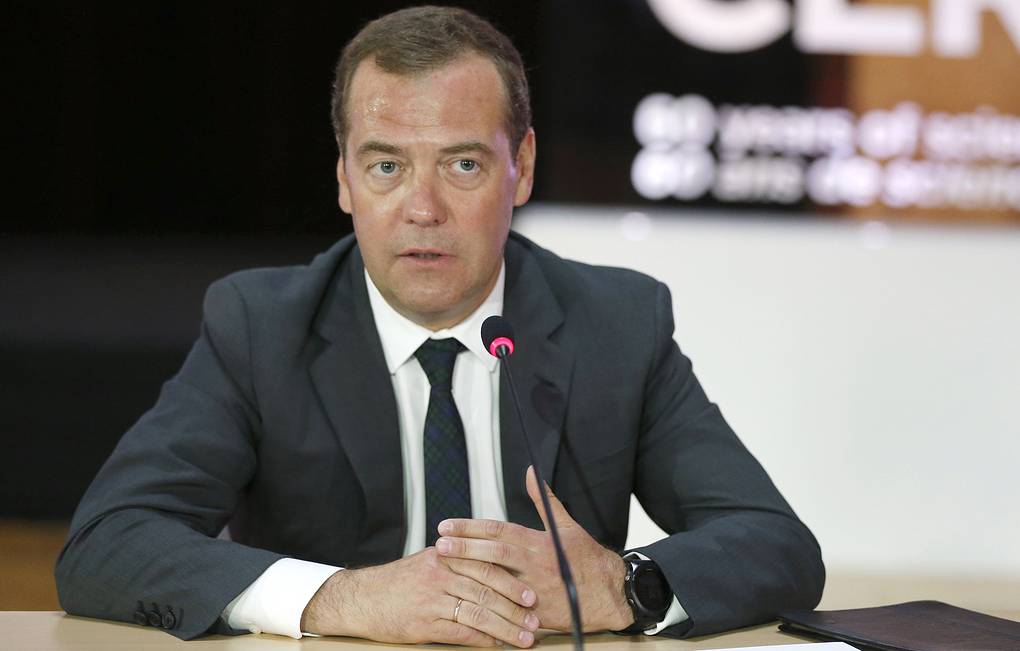 Медведев не исключил в будущем переход в мире к четырехдневной рабочей неделе