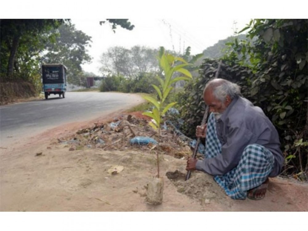 Человек, в одиночку изменивший мир вокруг себя: бедняк посадил более 17 500 деревьев