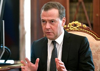 Медведев признал проблемы по нацпроектам