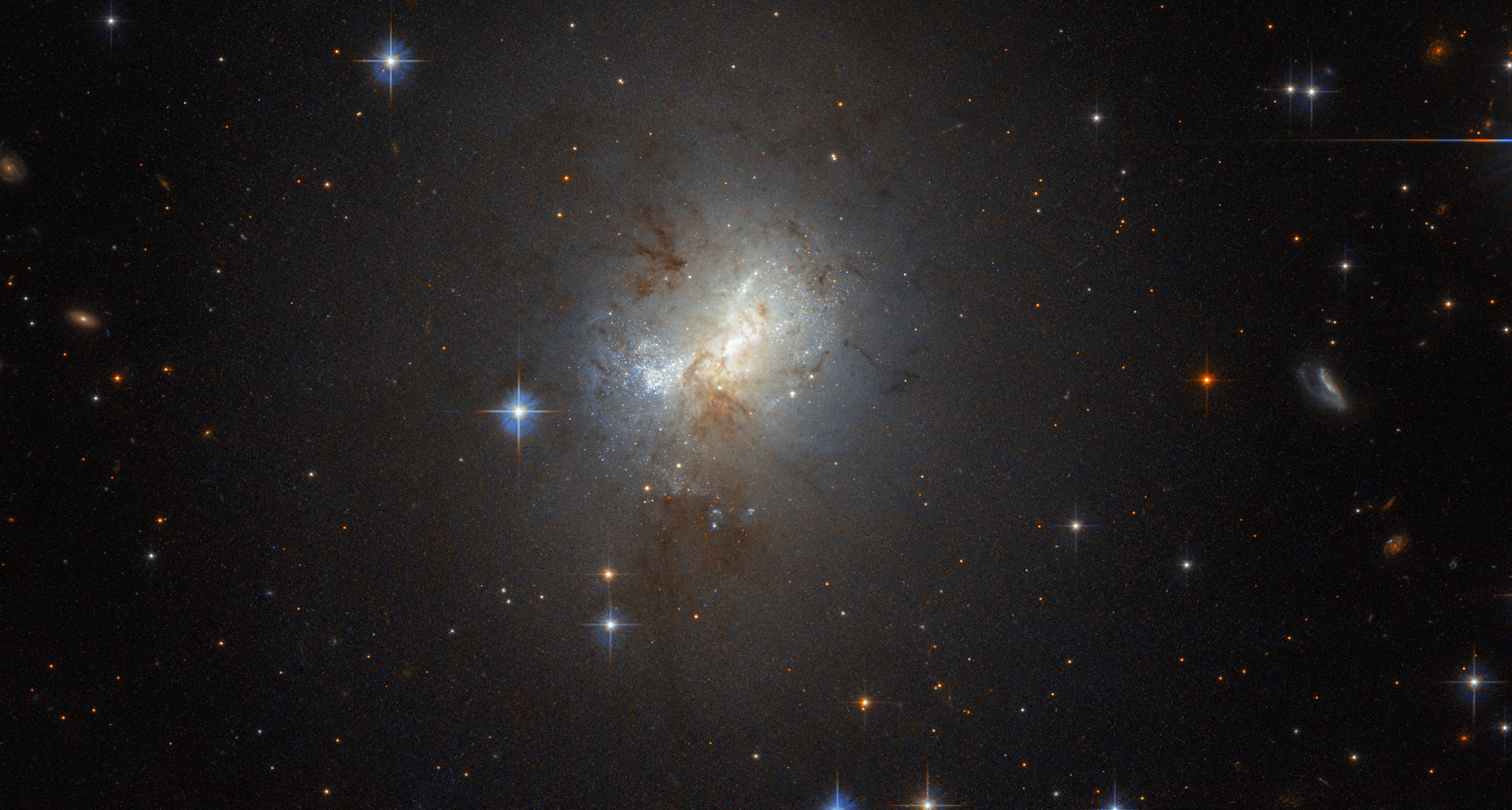 «Hubble» сфотографировал маленькую галактику с большим «сердцем»