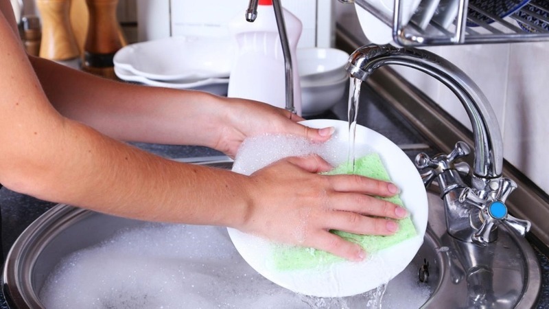 Мыть посуду в гостях по приметам: помощь хозяйке или наказание