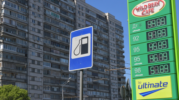 "Бензин скоро начнем возить из Германии - дешевле": Делягин объяснил, зачем жизнь в России делают невозможной
