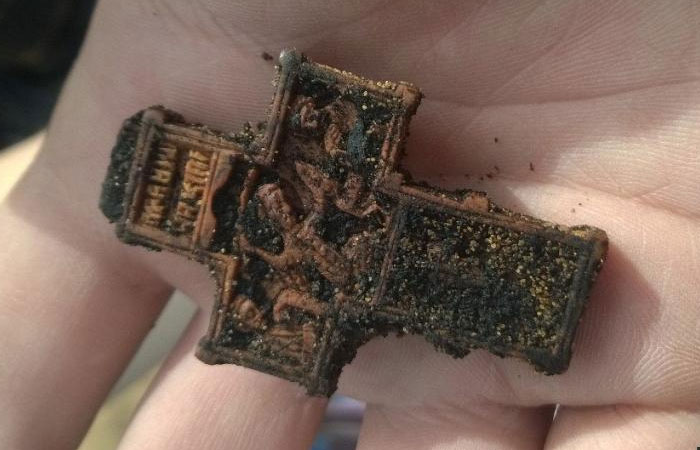 Находка уникального костяного креста русского стрельца Ивана Грозного, погибшего при обороне крепости в Беларуси