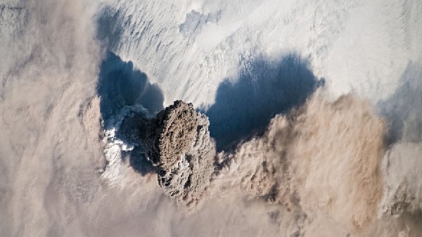 Большое извержение вулкана в Тихом океане