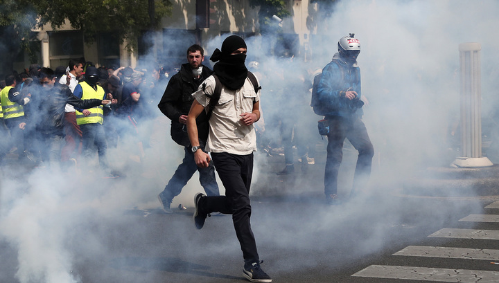 Погромы в Париже сопровождаются поджогами