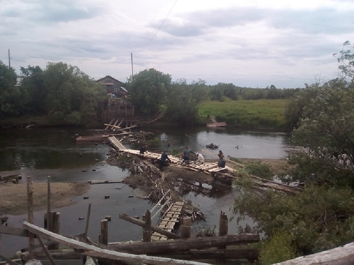 Жители села на Урале за три недели сами построили мост, который ждали больше года