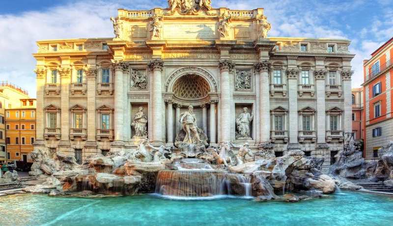 Из фонтана Треви в Риме ежегодно вылавливают более миллиона евро