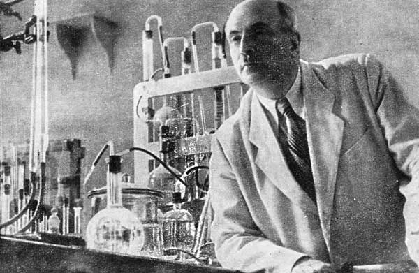 Академик Семён Вольфкович был в числе первых советских химиков, проводивших опыты с фосфором.