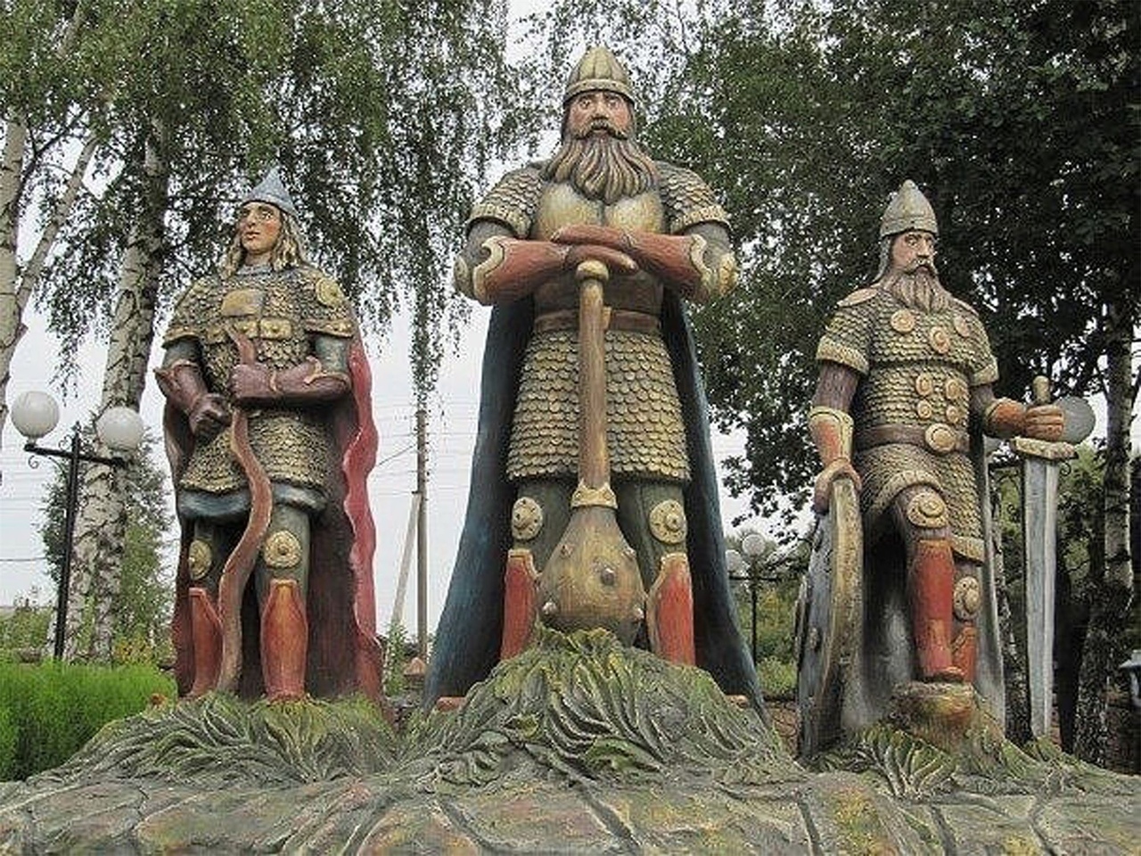 Скульптура "Три богатыря". Калужская область, город Козельск