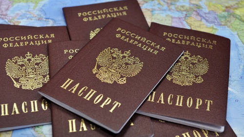 Россиянам решили оставить право использовать обычные паспорта