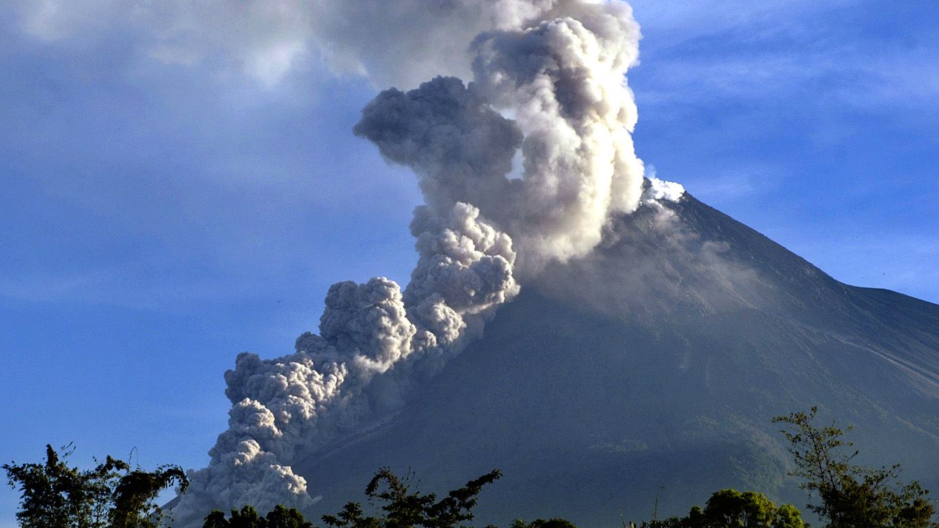 На острове Ява началось извержение вулкана