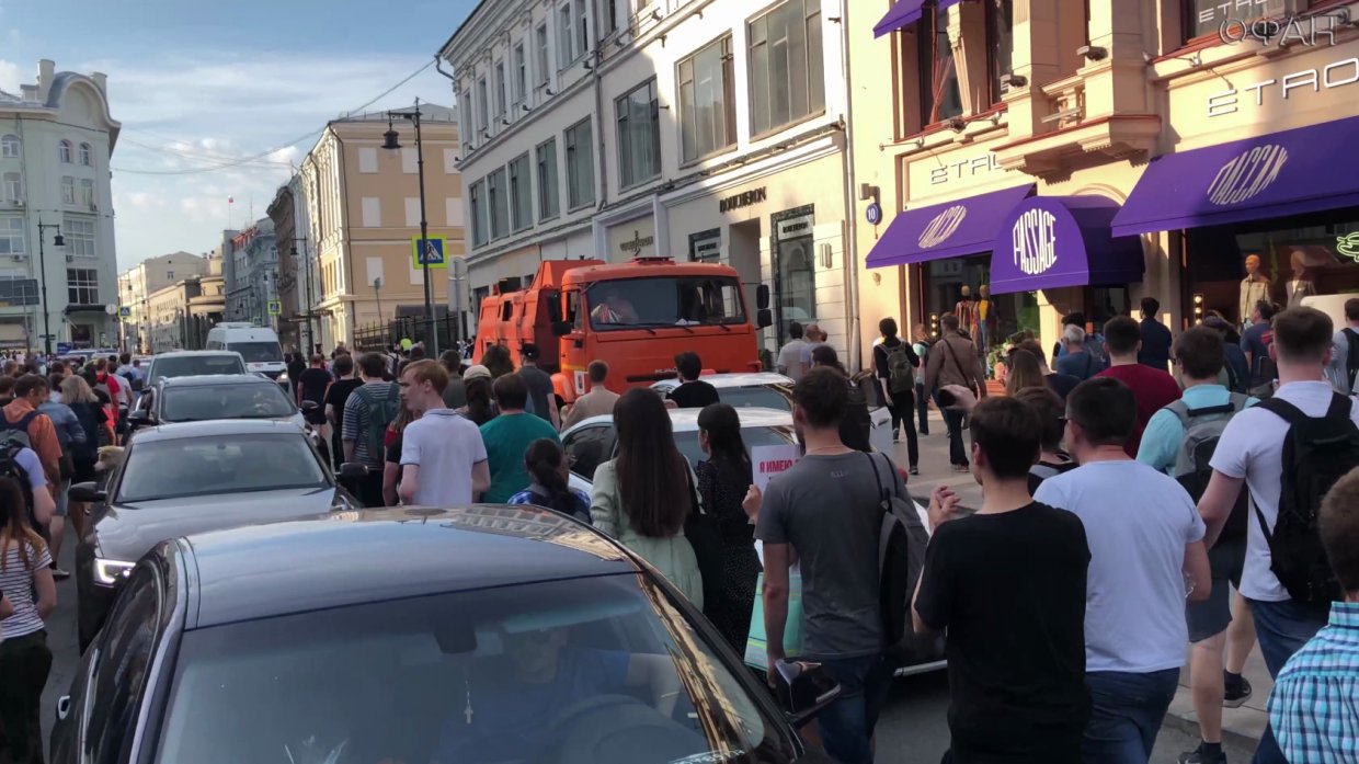 Оппозиция сгоняет массовку из регионов на новый незаконный митинг в Москве