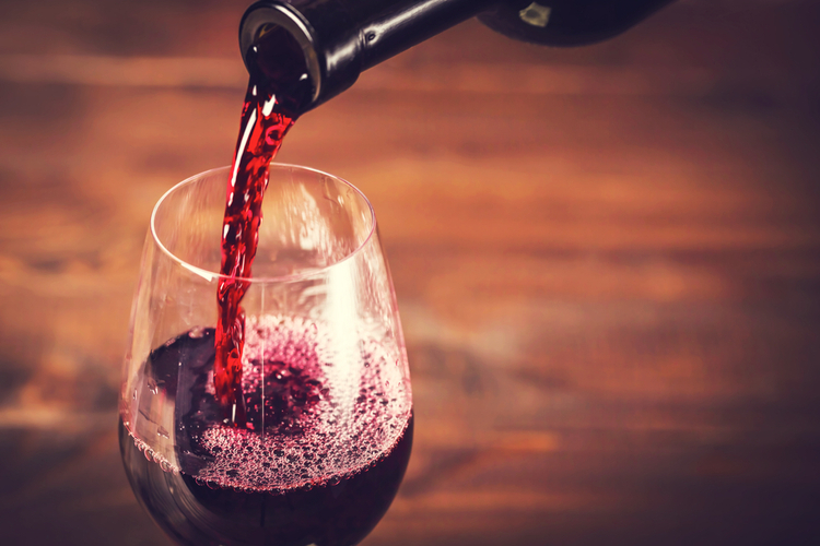 Компонент красного вина спасет от депрессии и тревожности