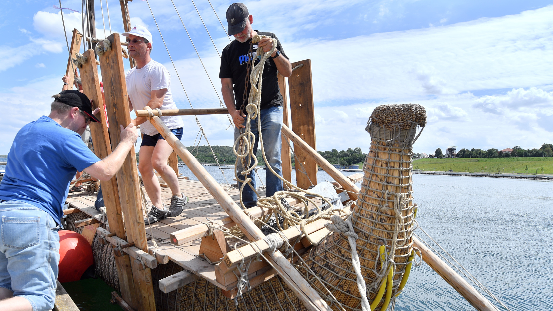 Смельчаки отправляются на тростниковом судне по маршруту древних египтян
