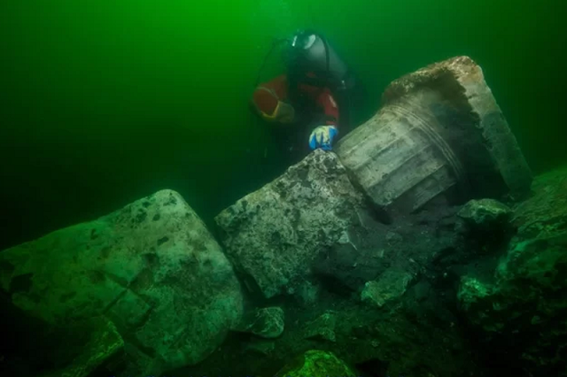Дайверы обнаружили останки древнего храма в затонувшем городе Гераклион