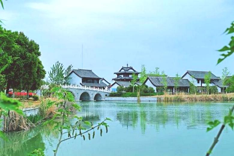 В Китае над озером Хунцзэ появился еще один город-призрак