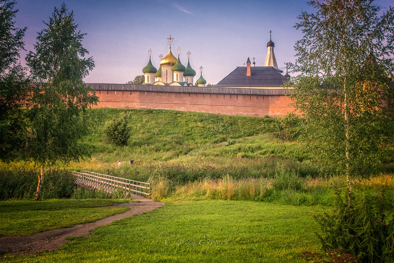 Вечерний Суздаль . Под стенами Спасо-Евфимиева монастыря. Мостик через Каменку.