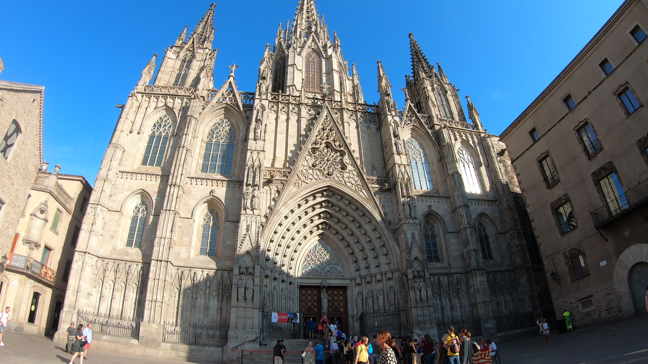 Собор Святого Креста и Святой Евлалии. Обзор одной из главных достопримечательностей Барселоны