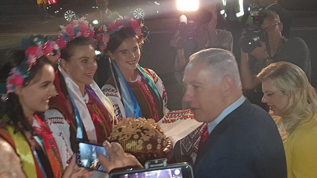 Запахло жаренным. Жена Нетаньяху устроила скандал в самолете и бросила хлеб-соль на землю по прилету в Киев...видео