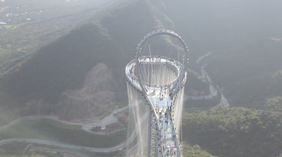 Гулять по небу: невероятная смотровая площадка открылась в Китае