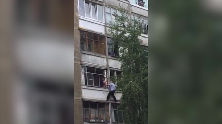Спасение на уровне третьего этажа: пытавшийся выбросить из окна девочку задержан