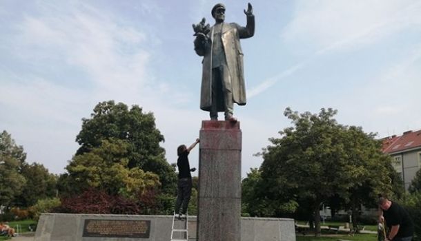 Оскверненный памятник маршалу Коневу в Праге отмывают чешские активисты