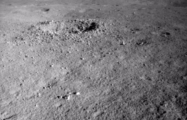 Снимок: Китайский ровер обнаружил на обратной стороне Луны кое-что необычное