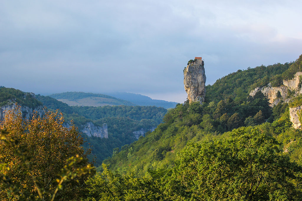 Столп Кацхи - крепость одиночества на высоте 40 метров в Грузии
