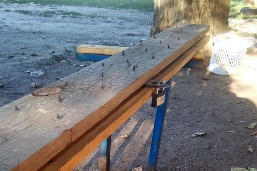 В Ростове-на-Дону жители установили закрывающуюся на замок скамейку с гвоздями