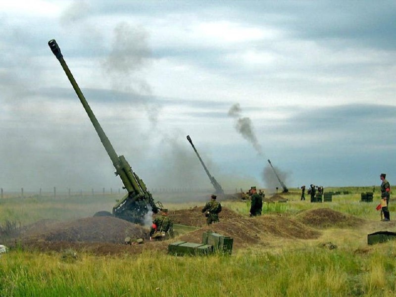 Российские артиллеристы стреляли и случайно задели село