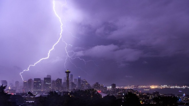 В Сиэтле за час зафиксировано около 200 ударов молнии