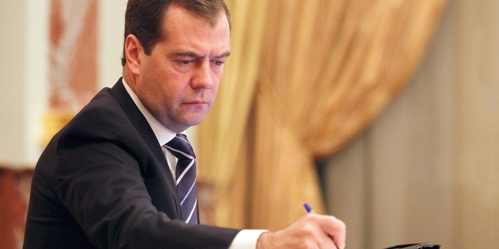 Медведев отменил декрет 1917 года о 8-часовом рабочем дне