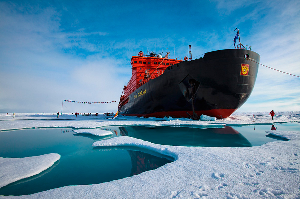 Самый большой атомный ледокол в мире из РФ проломил лед рядом с европейским судном. Под «Прощание славянки»